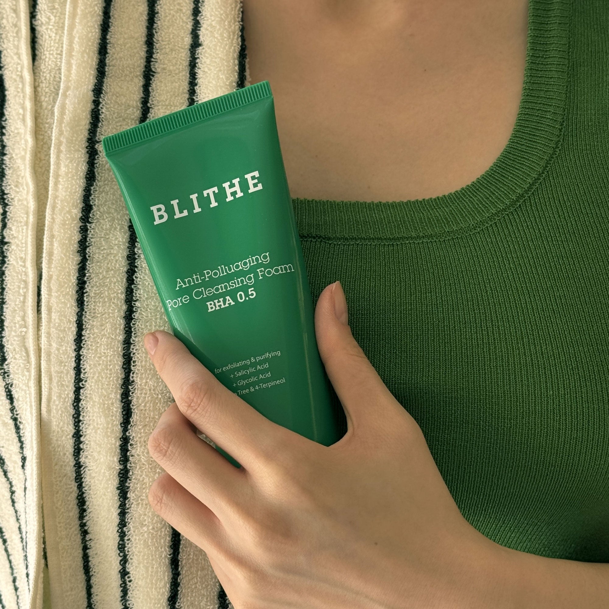 手持 BLITHE Anti-Polluaging Pore Cleansing Foam BHA 0.5 for exfoliating and purifying 潔面乳 150ml