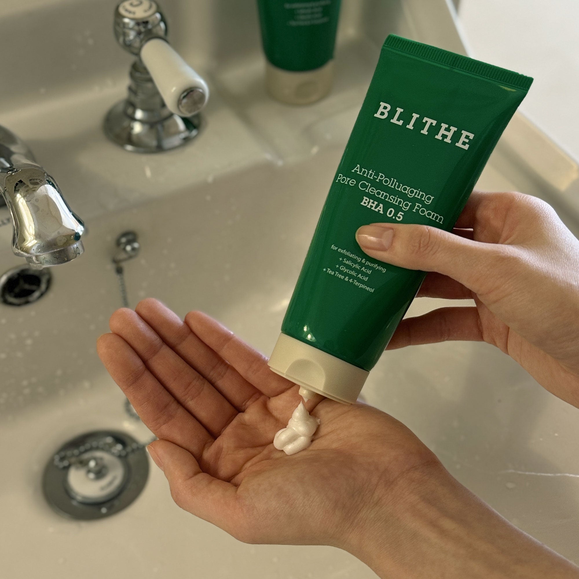 取出 BLITHE Anti-Polluaging Pore Cleansing Foam BHA 0.5 for exfoliating and purifying 潔面乳