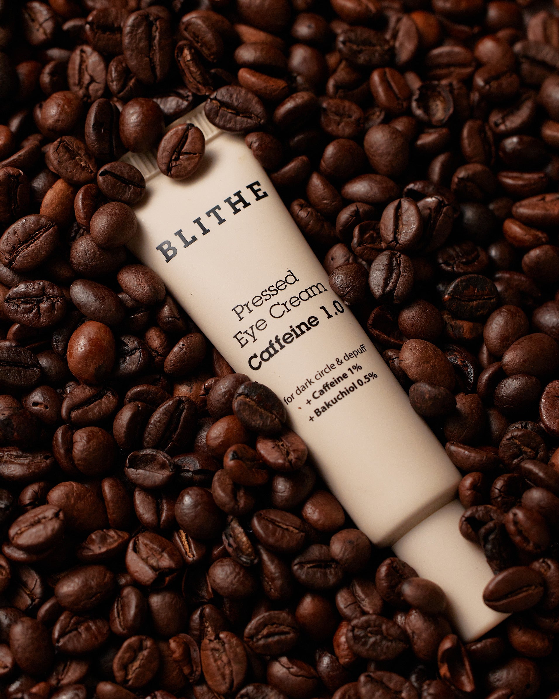 在咖啡豆中被包圍的 BLITHE Pressed Eye Cream Caffeine 0.1 for dark circle and depuff 眼霜 20ml