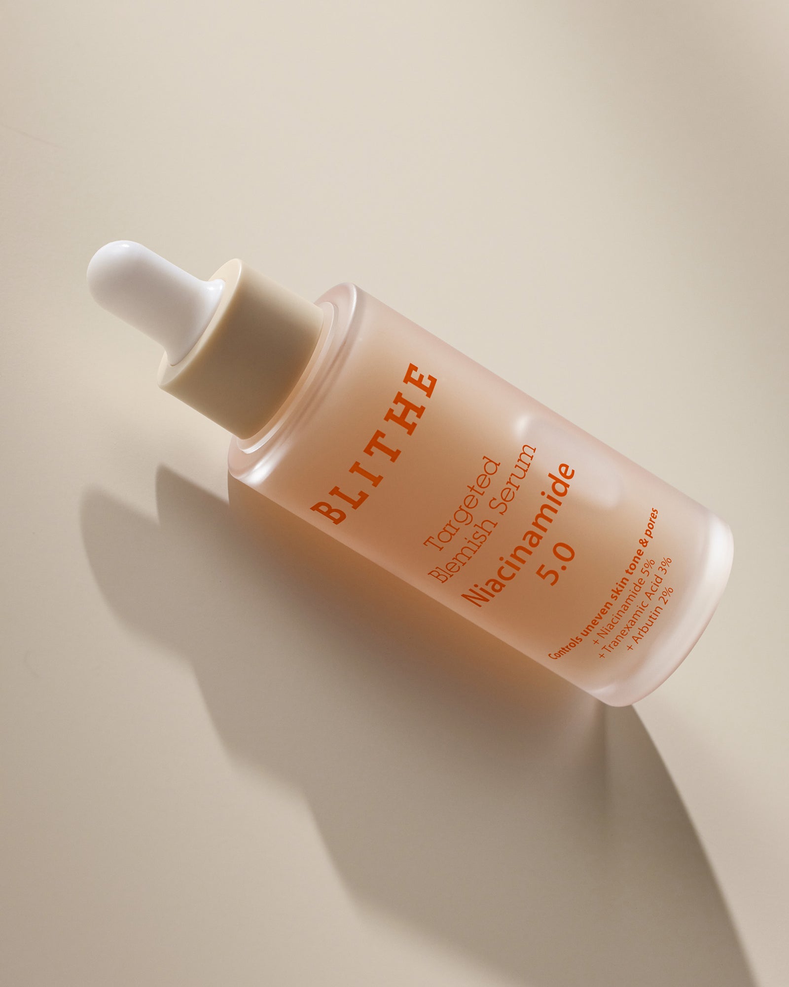 平放在枱上的 BLITHE Targeted Blemish Serum Niacinamide 5.0 controls uneven skin tone and pores 精華 30ml