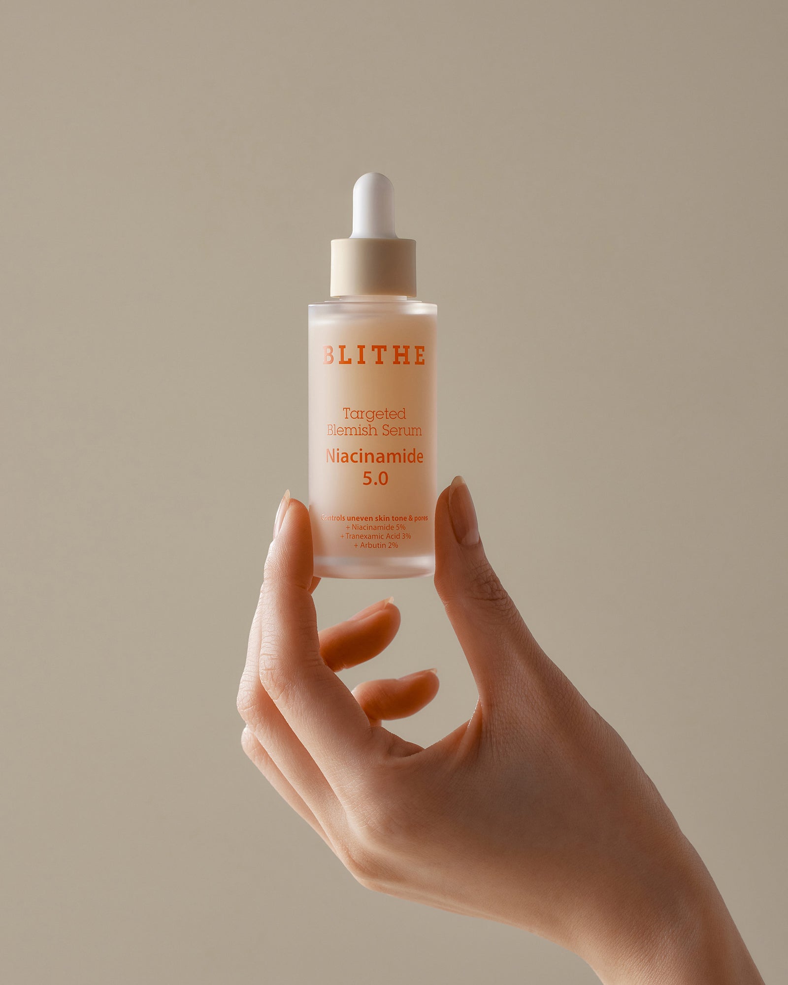 手持 BLITHE Targeted Blemish Serum Niacinamide 5.0 controls uneven skin tone and pores 精華 30ml