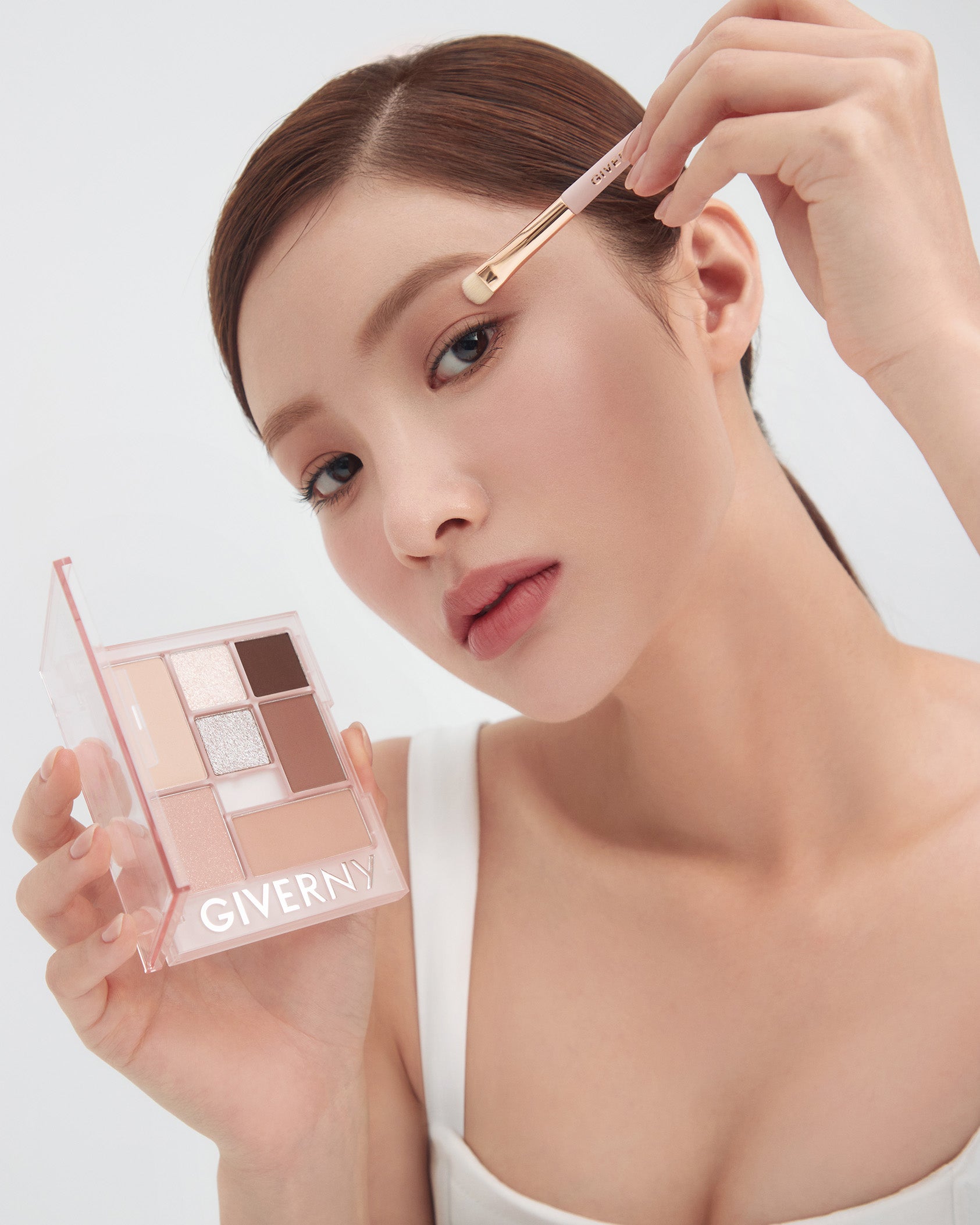 模特兒使用 GIVERNY Nuance G Eye Palette 眼影盤 #02 Grayish Chatelet