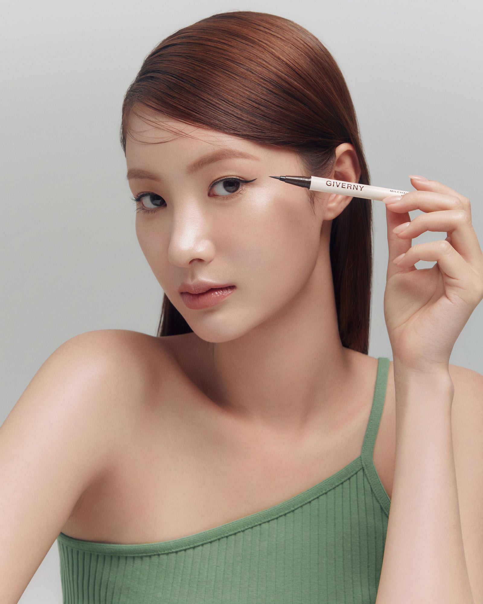 模特兒手持 GIVERNY Milchak Brush Liner 眼線液筆 #01 Black