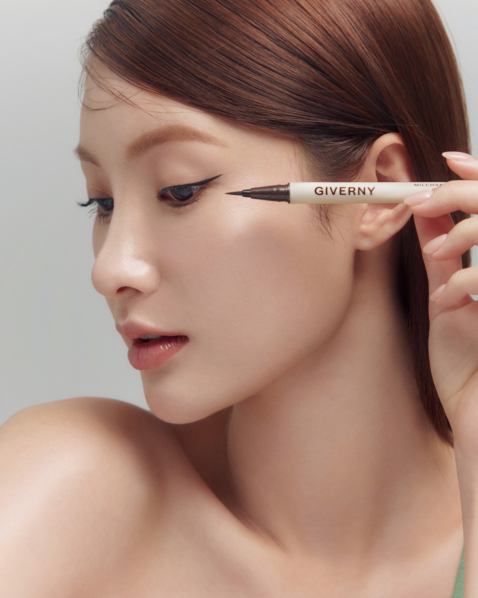 模特兒使用 GIVERNY Milchak Brush Liner 眼線液筆 #03 Brown