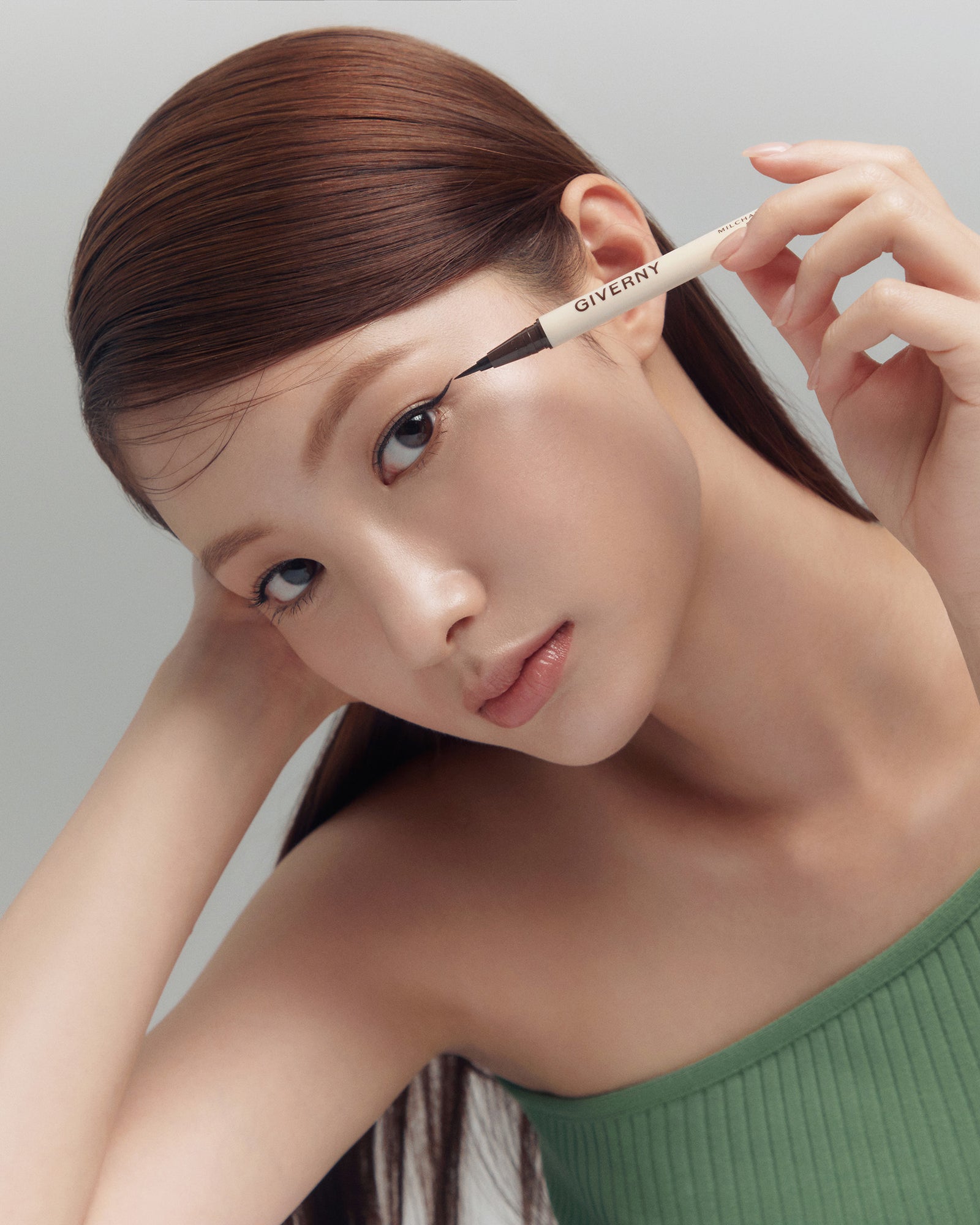 模特兒手持 GIVERNY Milchak Brush Liner 眼線液筆 #02 Black Brown