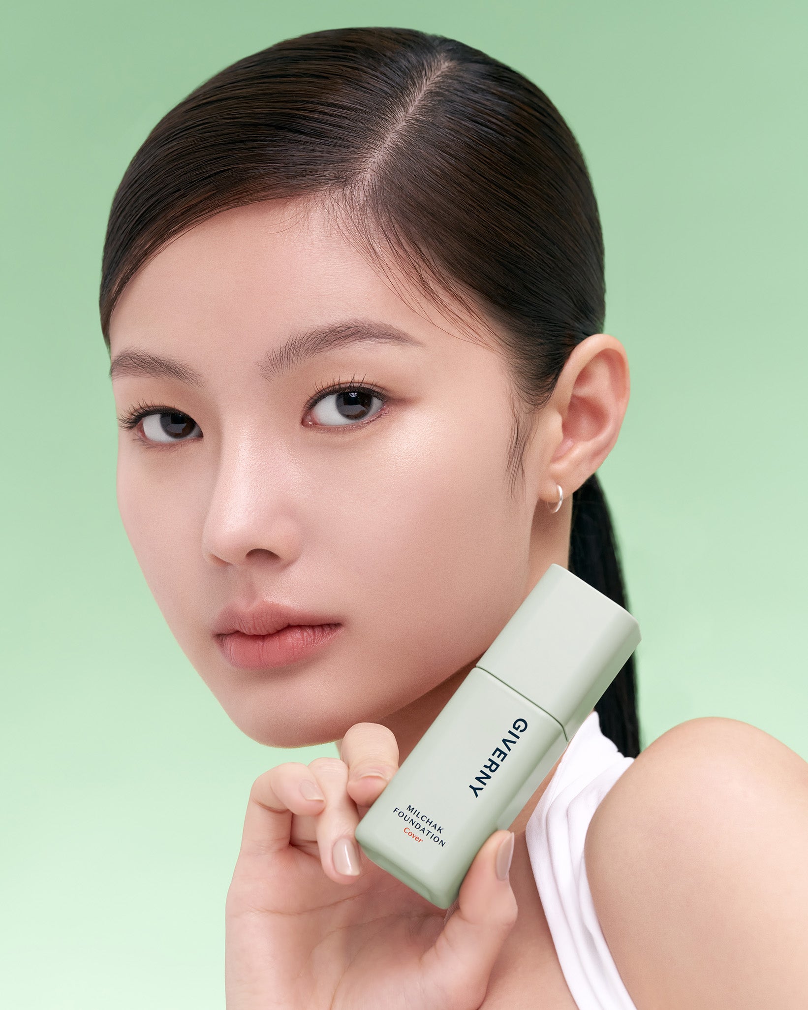 模特兒手持 GIVERNY Milchak Cover Foundation 粉底液 