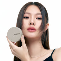 橂特兒拿著 GIVERNY Milchak Matte Cushion 氣墊粉底