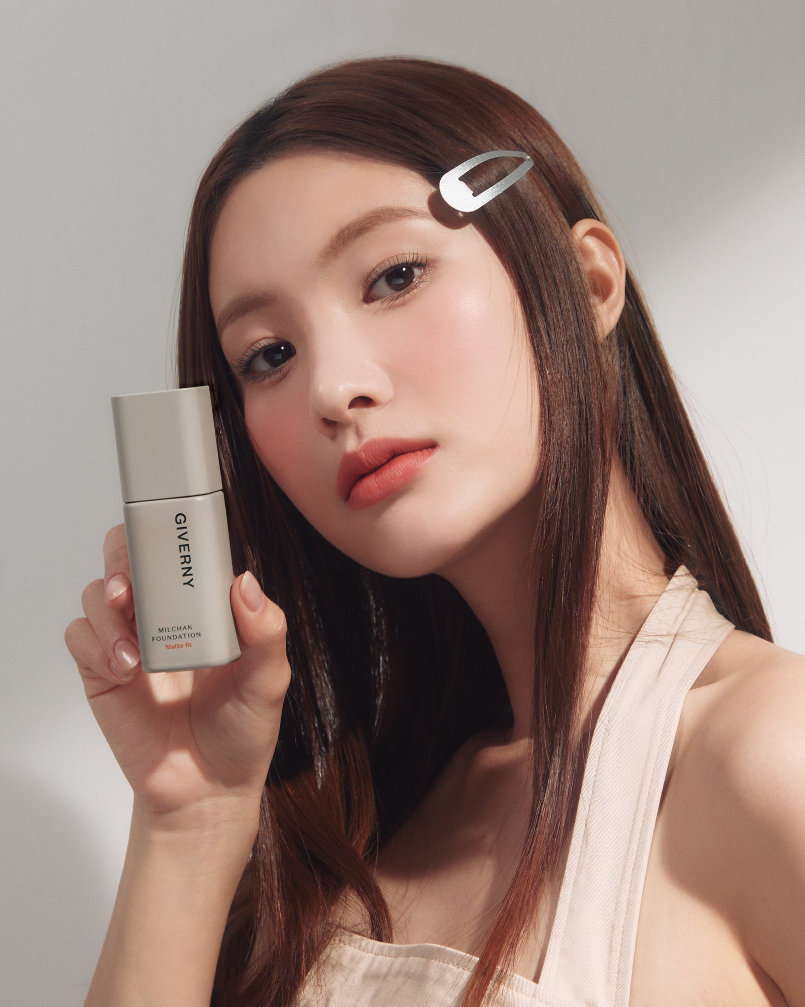 模特兒手持 GIVERNY Milchak Matte Foundation 粉底液 #22C Rosy Beige