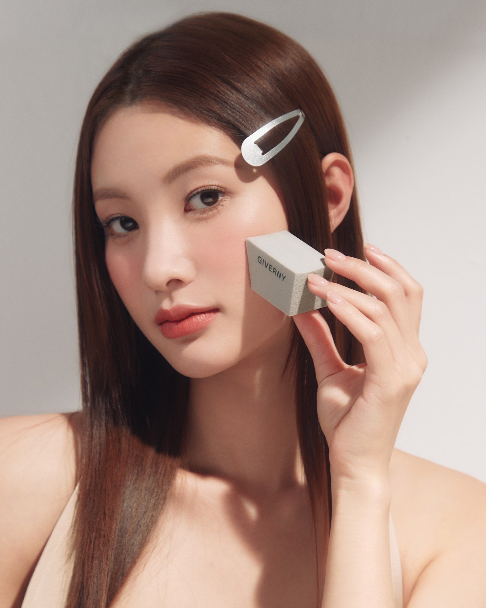 模特兒使用 GIVERNY Milchak Matte Foundation 粉底液 #23NW Medium Beige