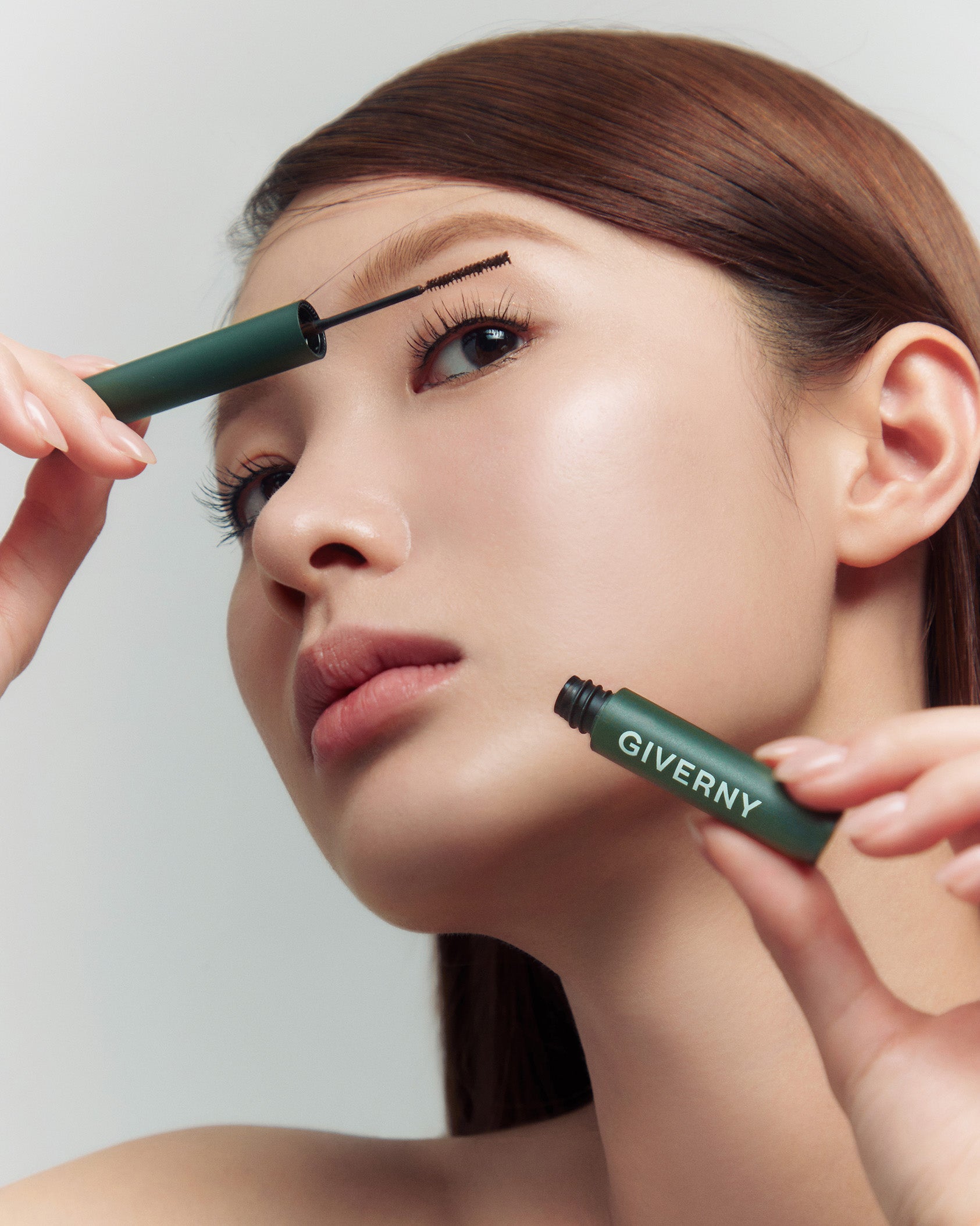 模特兒使用 GIVERNY Milchak Sensitive Mascara 睫毛液 #01 Black