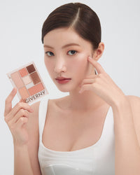 模特兒手持 GIVERNY Nuance G Eye Palette 眼影盤 #03 Peach Blanc